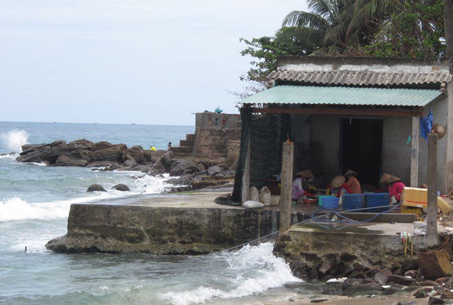 Những ngôi nhà ngay sát bờ biển ở làng chài An Thới. Những ngôi nhà ngay sát bờ biển ở làng chài An Thới.